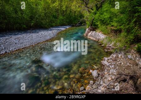 La rivière Voidomatis passe du parc national de Vikos à Épire, dans le nord de la Grèce. La rivière est célèbre pour son eau potable claire, passant dans le BE Banque D'Images