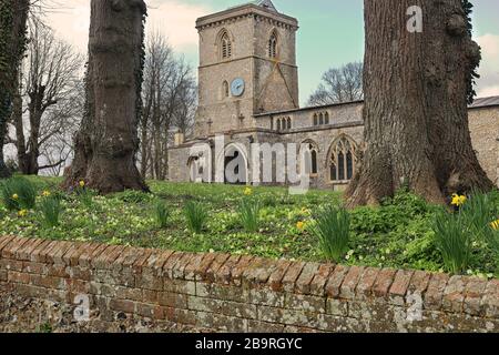 Église du village anglais avec tour avec tapis de fleurs de printemps dans le cimetière Banque D'Images