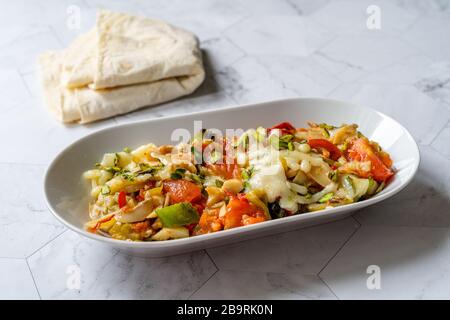 Veggie Kebab avec du pain à plat Shawarma avec des pistaches, de l'aubergine, du fromage, des tomates et du poivre vert. Kebap. Alimentation biologique saine. Banque D'Images