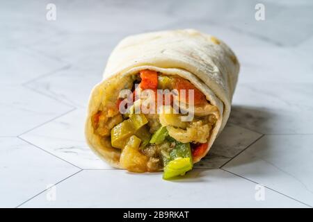 Veggie Kebab Shawarma avec pistaches, aubergine, fromage, tomates et poivre vert. Kebap. Alimentation biologique saine. Banque D'Images