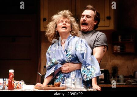 FRANKIE ET JOHNNY DANS LA CLAIR DE LUNE par Terrence McNally design: Sue Plummer réalisateur: Paul Benoît Julie Walters (Frankie), Brian Cox (Johnny) Comedy Theatre, Londres SW1 14/06/1989 Banque D'Images