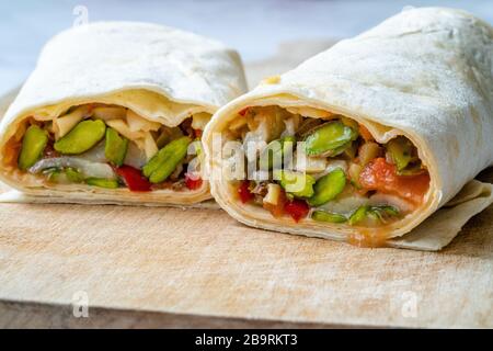 Veggie Kebab Shawarma avec pistaches, aubergine, fromage, tomates et poivre vert. Kebap. Alimentation biologique saine. Banque D'Images