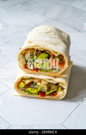 Veggie Kebab Shawarma avec pistaches, aubergine, fromage, tomates et poivre vert. Kebap. Alimentation biologique saine. Banque D'Images