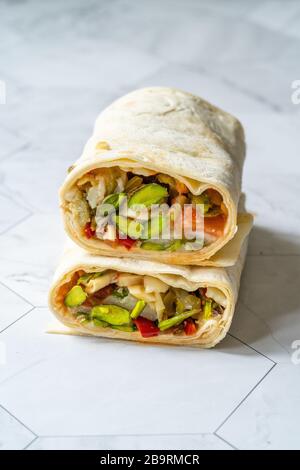 Veggie Kebab Shawarma avec pistaches, aubergine, fromage, tomates et poivre vert. Kebap. Alimentation biologique saine. Banque D'Images