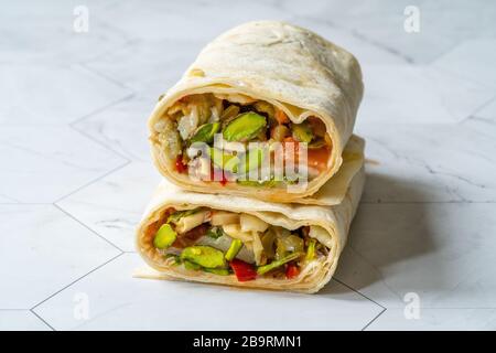 Veggie Kebab Shawarma avec pistaches, aubergine, fromage, tomates et poivre vert. Kebap. Alimentation biologique saine. Banque D'Images