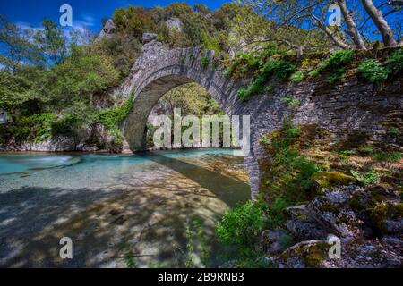 Vieux pont en pierre à Klidonia Zagori, Épire, Grèce occidentale. Ce pont de voûte plantaire avec arche allongée construite en 1853. Banque D'Images