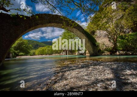 Vieux pont en pierre à Klidonia Zagori, Épire, Grèce occidentale. Ce pont de voûte plantaire avec arche allongée construite en 1853. Banque D'Images