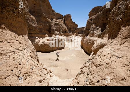 Tourisme à l'intérieur de Sesriem Canyon, Namib Naukluft Park, Namibie Banque D'Images