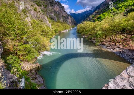 Le célèbre vieux pont lapidé de Konitsa sur la rivière Aoos. Tymfi Mount, Zagori, Épire, Grèce, Europe Banque D'Images