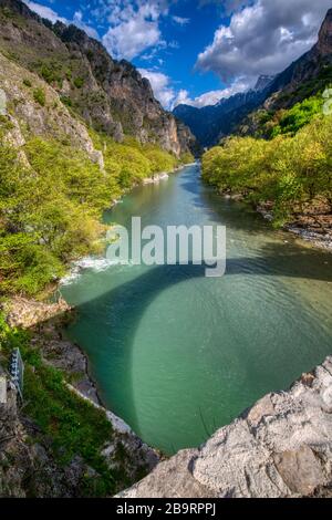 Le célèbre vieux pont lapidé de Konitsa sur la rivière Aoos. Tymfi Mount, Zagori, Épire, Grèce, Europe Banque D'Images