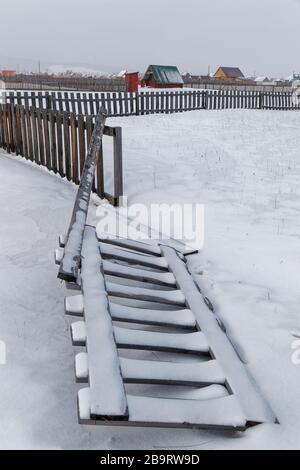 KHATGAL, MONGOLIE, 24 février 2020 : Khatgal sous neige. La petite ville est connue comme l'une des villes les plus froides de Mongolie, mais elle doit son récent dev Banque D'Images