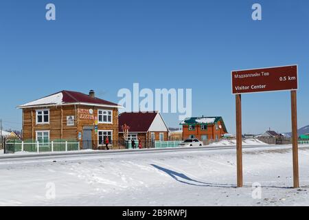 KHATGAL, MONGOLIE, 27 février 2020 : Khatgal en hiver. La petite ville est connue comme l'une des villes les plus froides de Mongolie, mais elle doit son récent deve Banque D'Images