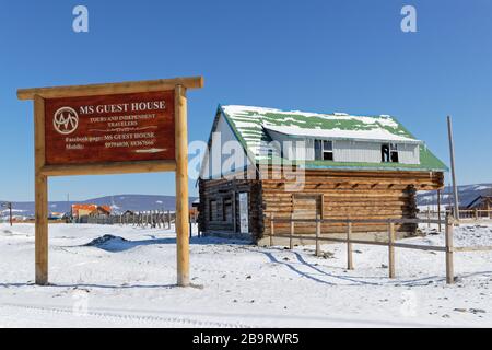 KHATGAL, MONGOLIE, 27 février 2020 : Khatgal en hiver. La petite ville est connue comme l'une des villes les plus froides de Mongolie, mais elle doit son récent deve Banque D'Images