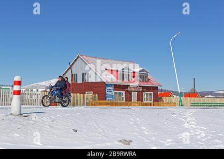 KHATGAL, MONGOLIE, 27 février 2020 : Restaurant à Khatagal. La petite ville est connue comme l'une des villes les plus froides de Mongolie, mais elle doit son récent Banque D'Images