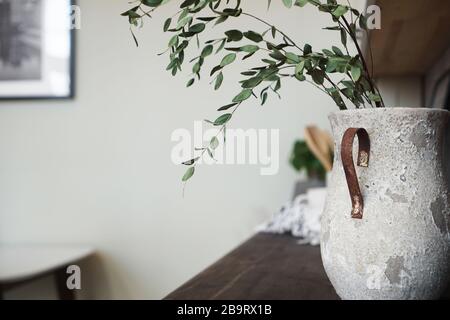 Un vase avec fleurs sèches sur une table. Cuisine scandinave classique, décoration intérieure minimaliste. Photo réelle. Maison confortable. Banque D'Images