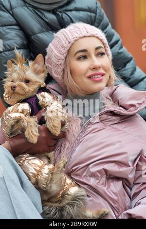 Bonne famille à pied avec leur drôle de terrier. Petit chien avec une maman et un fils hipster élégants passent du temps à jouer à l'extérieur et à s'amuser. Portrait de style de vie. L'amour entre animal de compagnie et propriétaire. Heure de la famille Banque D'Images