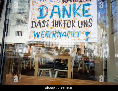 25 mars 2020, Hessen, Francfort-sur-le-Main: Sur un panneau peint à la main, qui se colle à l'extérieur de la vitrine d'une boulangerie ouverte, il dit "Merci de continuer à travailler pour nous". Photo: Frank Rumpenhorst/dpa Banque D'Images