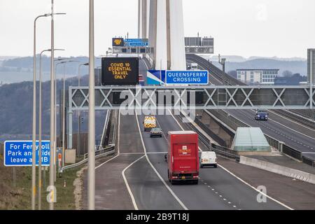 Les panneaux d'information conseillent aux gens de ne voyager que sur le Queensferry Crossing, près d'Édimbourg, après que le Premier ministre Boris Johnson a mis le Royaume-Uni en place pour aider à freiner la propagation du coronavirus. Banque D'Images