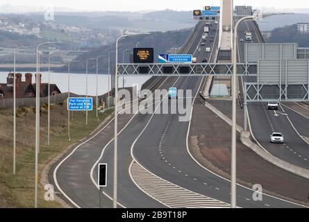 Les panneaux d'information conseillent aux gens de ne voyager que sur le Queensferry Crossing, près d'Édimbourg, après que le Premier ministre Boris Johnson a mis le Royaume-Uni en place pour aider à freiner la propagation du coronavirus. Banque D'Images