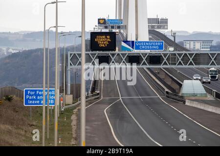 Les panneaux d'information conseillent aux gens de ne voyager que sur le Queensferry Crossing, près d'Édimbourg, après que le Premier ministre Boris Johnson a mis le Royaume-Uni en place pour aider à freiner la propagation du coronavirus. Banque D'Images