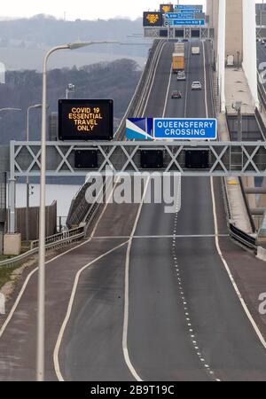 Les panneaux d'information conseillent aux gens de ne voyager que sur le Queensferry Crossing, près d'Édimbourg, après que le Premier ministre Boris Johnson a mis le Royaume-Uni en place pour aider à freiner la propagation du coronavirus. Banque D'Images