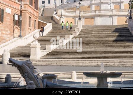 ROME, ITALIE - 12 mars 2020: La police applique des mesures de confinement du coronavirus dans le lieu touristique populaire marches espagnoles à Rome, Italie. Il faut justifier Banque D'Images