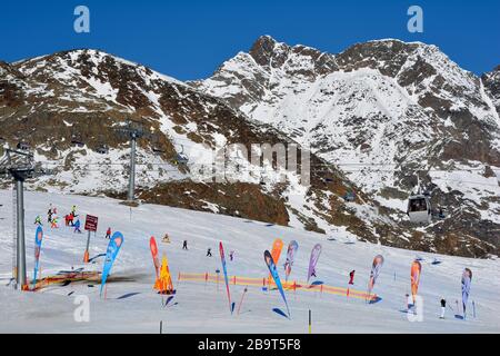 Stubai, Autriche - 23 décembre 2015 : personnes non identifiées et téléphérique dans la station de ski Stubai glacier, zone préférée pour le sport de hiver Banque D'Images