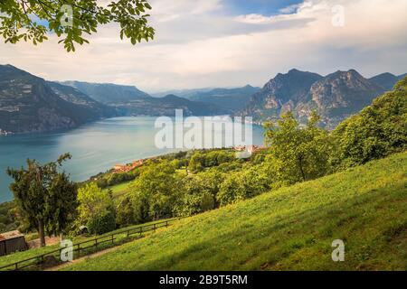 La vallée sur l'île de Monte Isola et le lac d'Iseo. Lombardie. Italie Banque D'Images