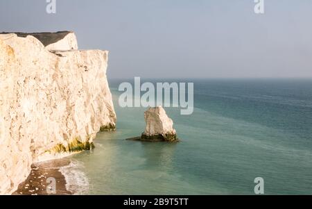 Falaises de craie blanches, Seaford, Angleterre. Les falaises de craie emblématiques des Sussex South Downs, sur la côte sud de l'Angleterre, lors d'une soirée sombre et calme. Banque D'Images