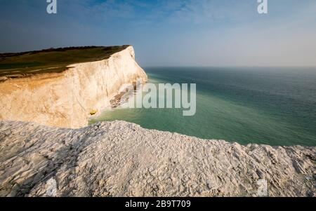 Falaises de craie, South Downs, East Sussex, Angleterre. En regardant dans les eaux calmes de la Manche depuis les falaises emblématiques de la côte sud. Banque D'Images