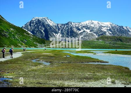 St. Leonhard, Autriche - 23 juin 2016 : randonneur non identifié marchant le long du lac Rifflsee dans les Alpes autrichiennes du Tyrol Banque D'Images