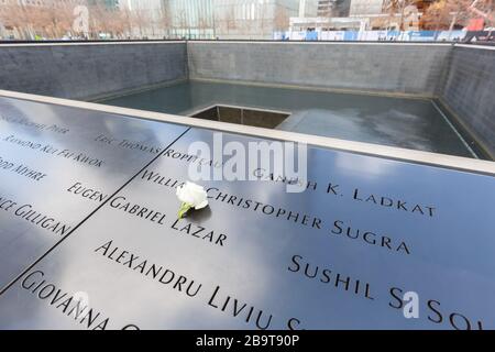 New York City, New York – 28 février 2020 : World Trade Center 9/11 Memorial Ground Zero 11 septembre 2001 à New York City, New York. Banque D'Images