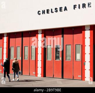 Portes rouges de la caserne de pompiers de Chelsea, 264 King's Road, Kensington et Chelsea, Londres, ouverte le 3 mars 1965. Banque D'Images