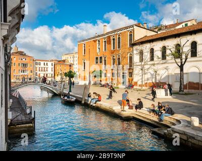 Maisons, canaux aquatiques, sites touristiques, beaux endroits, gens et touristes dans la ville italienne de Venise Banque D'Images