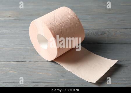 Rouleau de papier toilette sur fond en bois, gros plan Banque D'Images