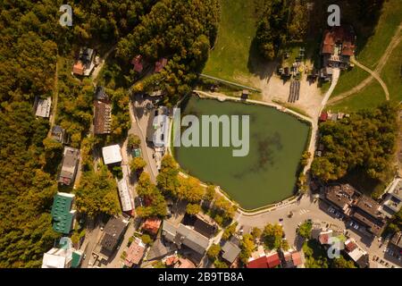 photo prise au-dessus du lac de cerretano dans la station de cerreto lacs au pied des pistes de ski illuminées par le soleil d'un automne arrière Banque D'Images