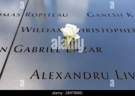 New York City, New York – 28 février 2020: Centre commercial mondial Ground Zero 9/11 Memorial 11 septembre 2001 à New York, New York. Banque D'Images