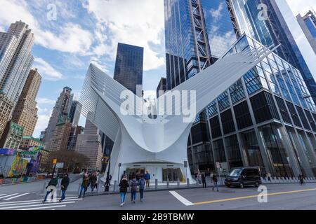 New York City, New York – 28 février 2020: Centre commercial mondial Station by Santiago Calatrava in New York City, New York. Banque D'Images