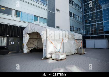 Helsinki, Finlande - 12 mars 2020: Tentes temporaires pour filtrer et séparer les patients atteints de coronavirus. Préparation à l'éclosion de COVID-19 Banque D'Images