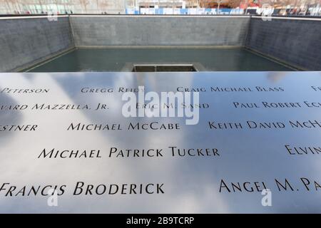 New York City, New York – 28 février 2020: Centre commercial mondial Ground Zero 9/11 Memorial 11 septembre 2001 à New York, New York. Banque D'Images