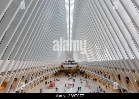 New York City, New York – 28 février 2020: Centre commercial mondial Station by Santiago Calatrava in New York City, New York. Banque D'Images