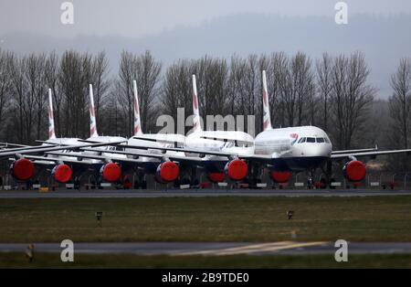 Les avions de British Airways stationnés sur le tarmac à l'aéroport de Glasgow après que le Premier ministre Boris Johnson ait mis le Royaume-Uni en position de verrouillage pour aider à freiner la propagation du coronavirus. Banque D'Images