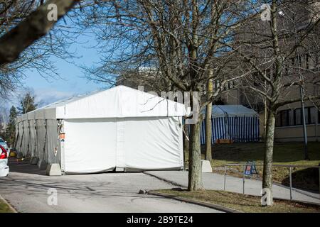 Helsinki, Finlande - 12 mars 2020: Tentes temporaires pour filtrer et séparer les patients atteints de coronavirus. Préparation à l'éclosion de COVID-19 Banque D'Images