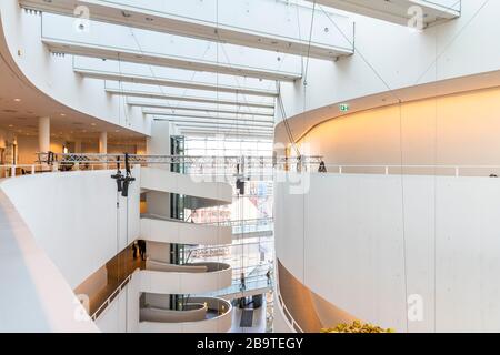 À l'intérieur de la galerie d'art ARoS d'Aarhus, au Danemark. Conçu par les architectes Schmidt Hammer Lassen. Les galeries sont accessibles par un escalier en colimaçon central. Banque D'Images