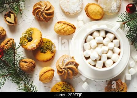 Tasse de chocolat ho et biscuits assortis : biscuits linzer, pain court, biscuit aux noix, biscuit aux amandes orange. Banque D'Images