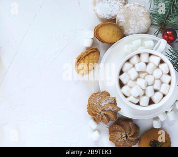 Tasse de chocolat chaud et biscuits assortis : biscuits linzer, pain court, biscuit aux noix, biscuit aux amandes orange. Banque D'Images