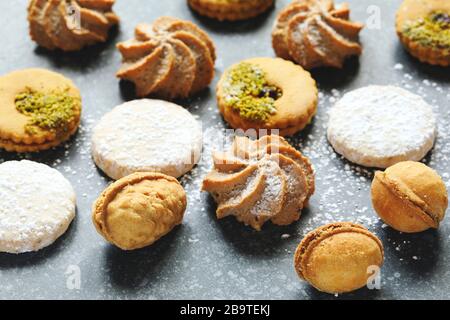 Cookies assortis : cookies linzer, pain court, cookies aux noix, cookies aux amandes orange, foyer sélectif Banque D'Images