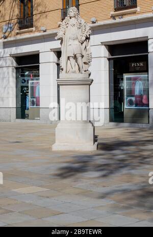 Statue de Sir Hans Sloane, 1ère Baronet, PRS FRS sur la place du Duc de York, près de Sloane Square, Kensington, Londres, Royaume-Uni; sculptée par Simon Smith, 2005 Banque D'Images