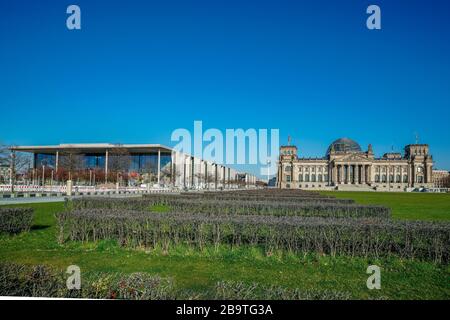 23.03.2020, vue de face de la Maison Paul Lobe et du Reichstag de Berlin par le constructeur principal Paul Wallot à Platz der Republik à Berlin avec drapeau lors d'une journée ensoleillée de jus de printemps. Le bâtiment dans l'air clair de printemps contre un ciel bleu est le siège du Bundestag allemand avec la zone plénière. En raison des restrictions de sortie dues au virus corona, presque aucune personne n'est en mouvement. | utilisation dans le monde entier Banque D'Images