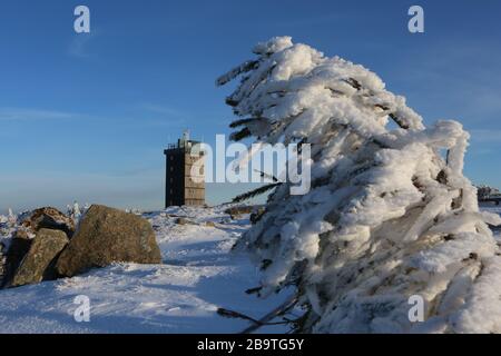 14 mars 2020, Saxe-Anhalt, Schierke: Vue sur la station météo du Brocken. Un souffle d'hiver couvre le paysage sur le plus haut sommet de la Harz. Les nuits givées gardent les résidus de glace et de neige dans les montagnes de Harz. Photo: Matthias Bein/dpa-Zentralbild/ZB Banque D'Images